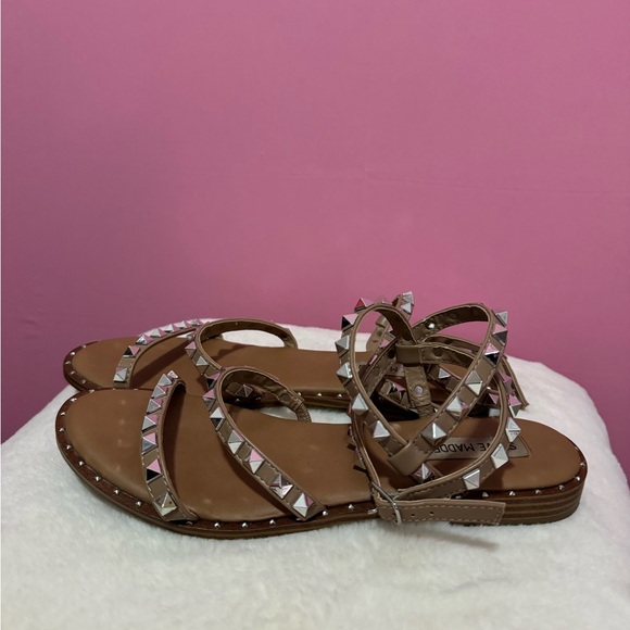 Women’s Tan Steve Madden Studded Strap Sandals Size 8.5 - Picture 3 of 6